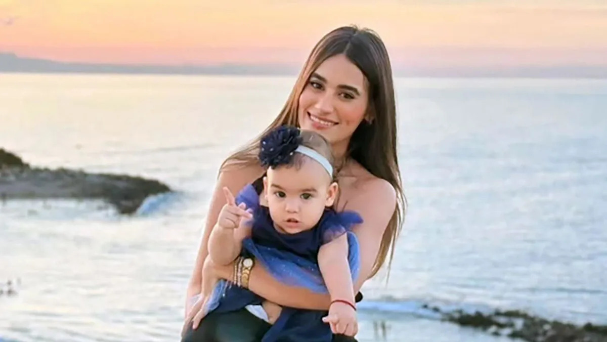 Uma postagem de Héctor Bello com Andrea e sua filha em frente a uma árvore de Natal e outra postagem de Andrea tirando uma foto com seu celular