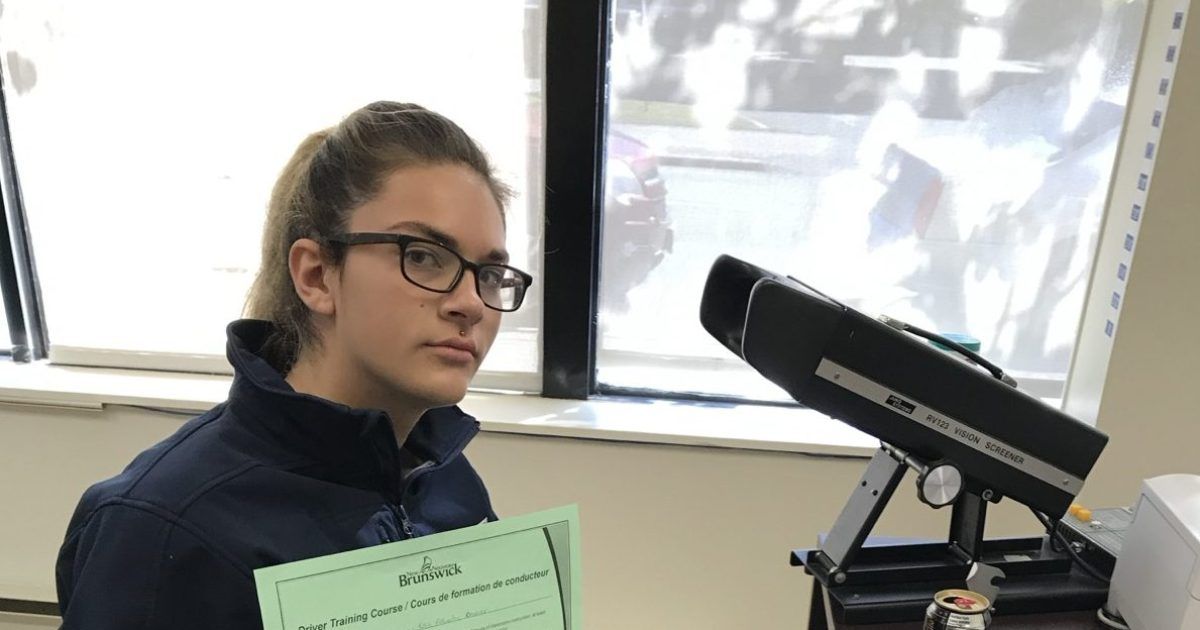 Alice Carrier (foto acima) discutiu automutilação mais de 40 vezes com ChatGPT de acordo com uma ação movida na Califórnia (Kristie Carrier)