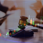O martelo do juiz sobreposto a gráficos de negociações financeiras, simbolizando ações judiciais, alegações de uso de informações privilegiadas e desenvolvimentos regulatórios em mercados de previsão.