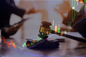 O martelo do juiz sobreposto a gráficos de negociações financeiras, simbolizando ações judiciais, alegações de uso de informações privilegiadas e desenvolvimentos regulatórios em mercados de previsão.