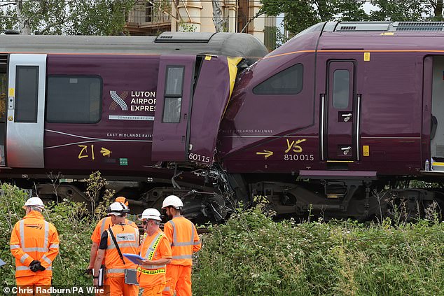 Os investigadores começam seu trabalho após o acidente de trem perto de Bedford na noite de sexta-feira