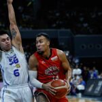 Stephen Holt (à direita) e Ginebra tiveram uma largada quente que Rey Nambatac e TNT não conseguiram superar. — IMAGENS PBA
