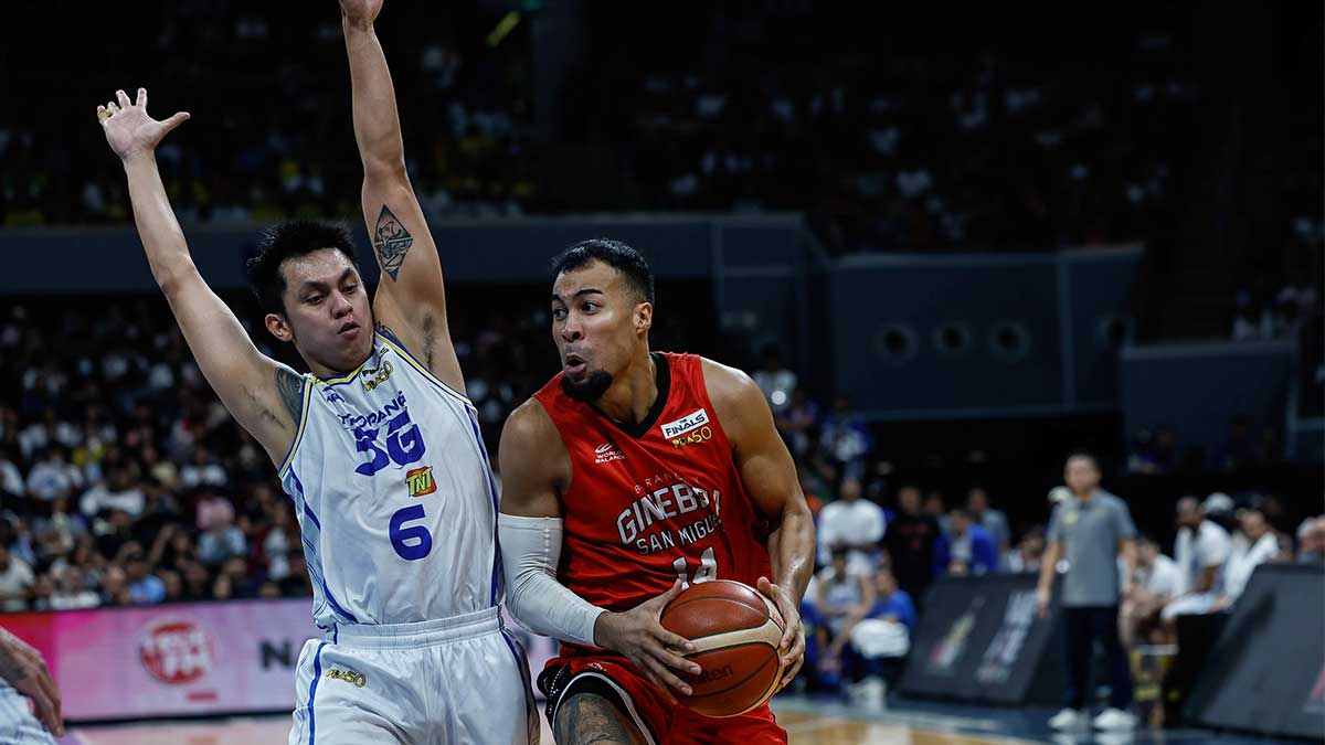 Stephen Holt (à direita) e Ginebra tiveram uma largada quente que Rey Nambatac e TNT não conseguiram superar. — IMAGENS PBA