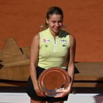 Maja Chwalinska da Polônia segura o troféu de segundo lugar na última partida de tênis contra a russa Mirra Andreeva no Aberto da França em Paris, sábado, 6 de junho de 2026.