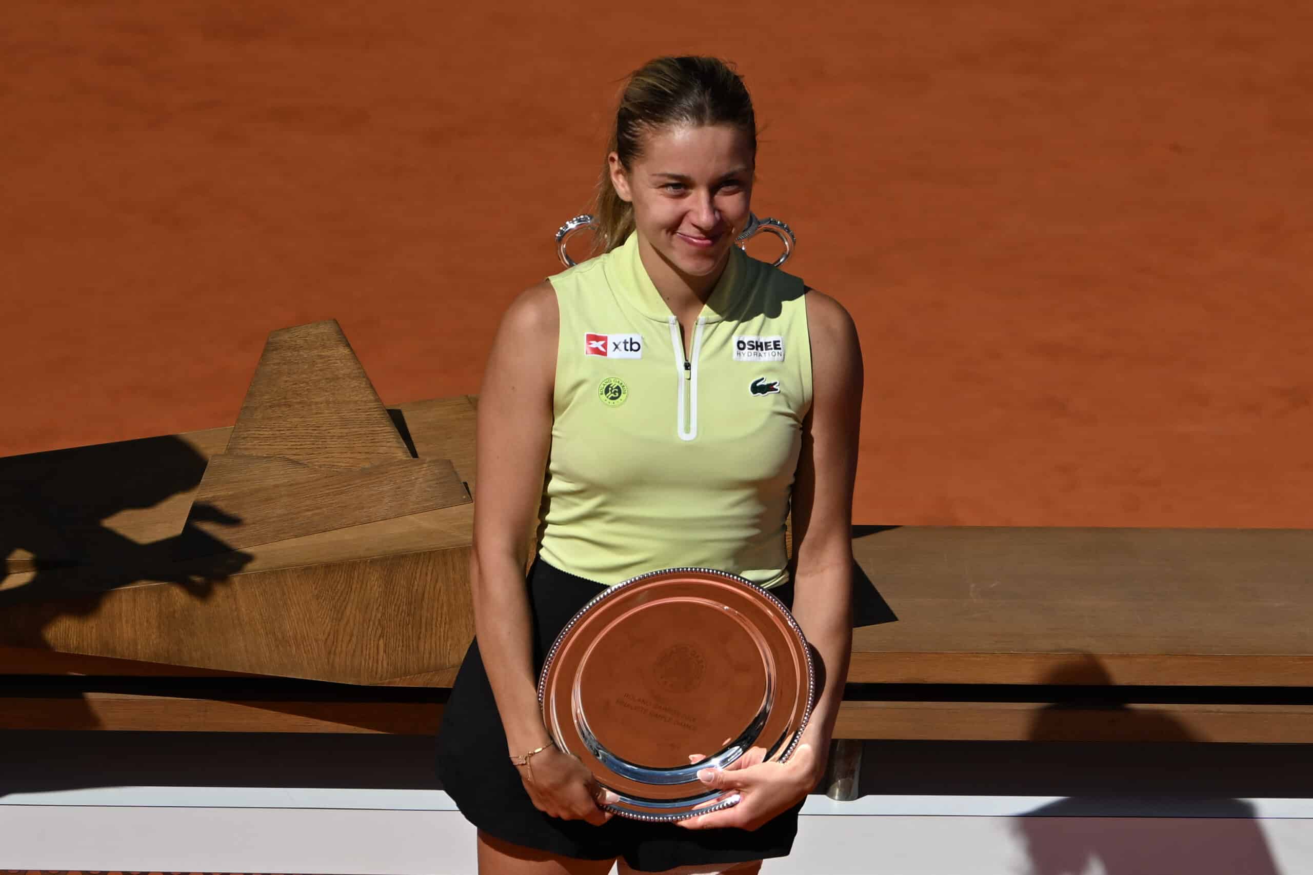 Maja Chwalinska da Polônia segura o troféu de segundo lugar na última partida de tênis contra a russa Mirra Andreeva no Aberto da França em Paris, sábado, 6 de junho de 2026.