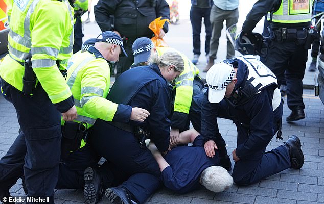 As tensões aumentaram rapidamente fora da estação ferroviária de Brighton quando os grupos opostos ficaram cara a cara, com a polícia confirmando que as prisões já haviam sido feitas.