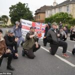 Manifestantes se ajoelharam do lado de fora da Delegacia de Polícia de Portswood na tarde de domingo em manifestação contra o tratamento dispensado a Henry Nowak em seus momentos finais