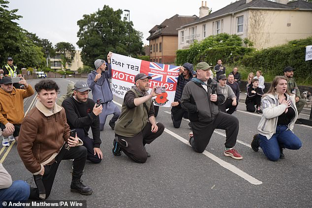 Manifestantes se ajoelharam do lado de fora da Delegacia de Polícia de Portswood na tarde de domingo em manifestação contra o tratamento dispensado a Henry Nowak em seus momentos finais