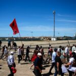 Manifestantes derrubam cercas de locais de desenvolvimento na Albânia, em meio à raiva por projetos costeiros