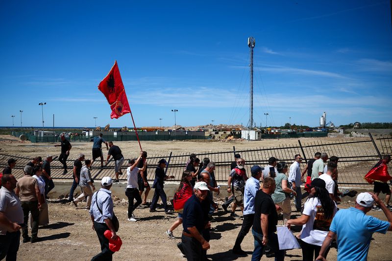 Manifestantes derrubam cercas de locais de desenvolvimento na Albânia, em meio à raiva por projetos costeiros