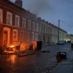 Manifestantes incendeiam carros e edifícios em Belfast após ataque com faca