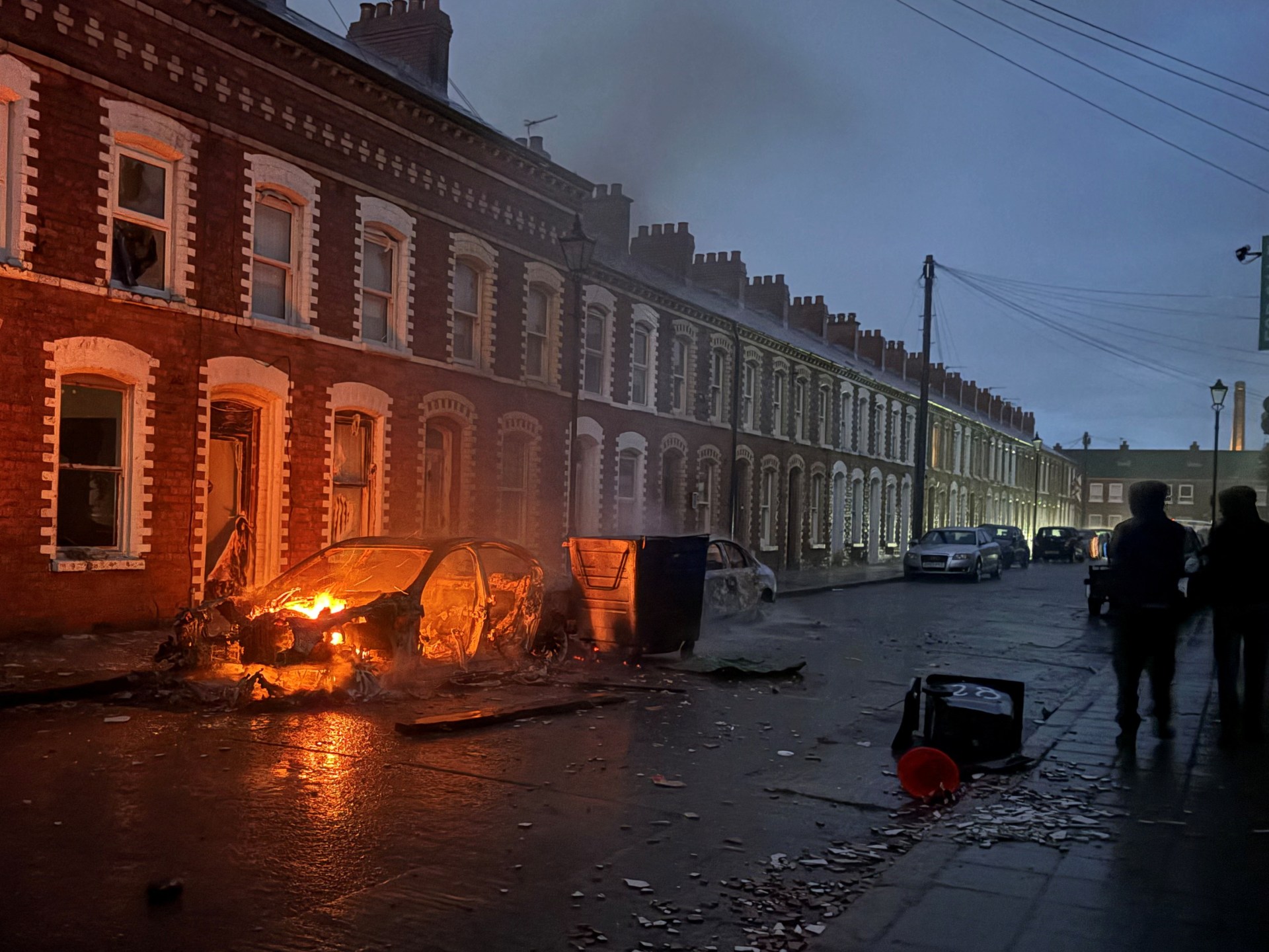 Manifestantes incendeiam carros e edifícios em Belfast após ataque com faca