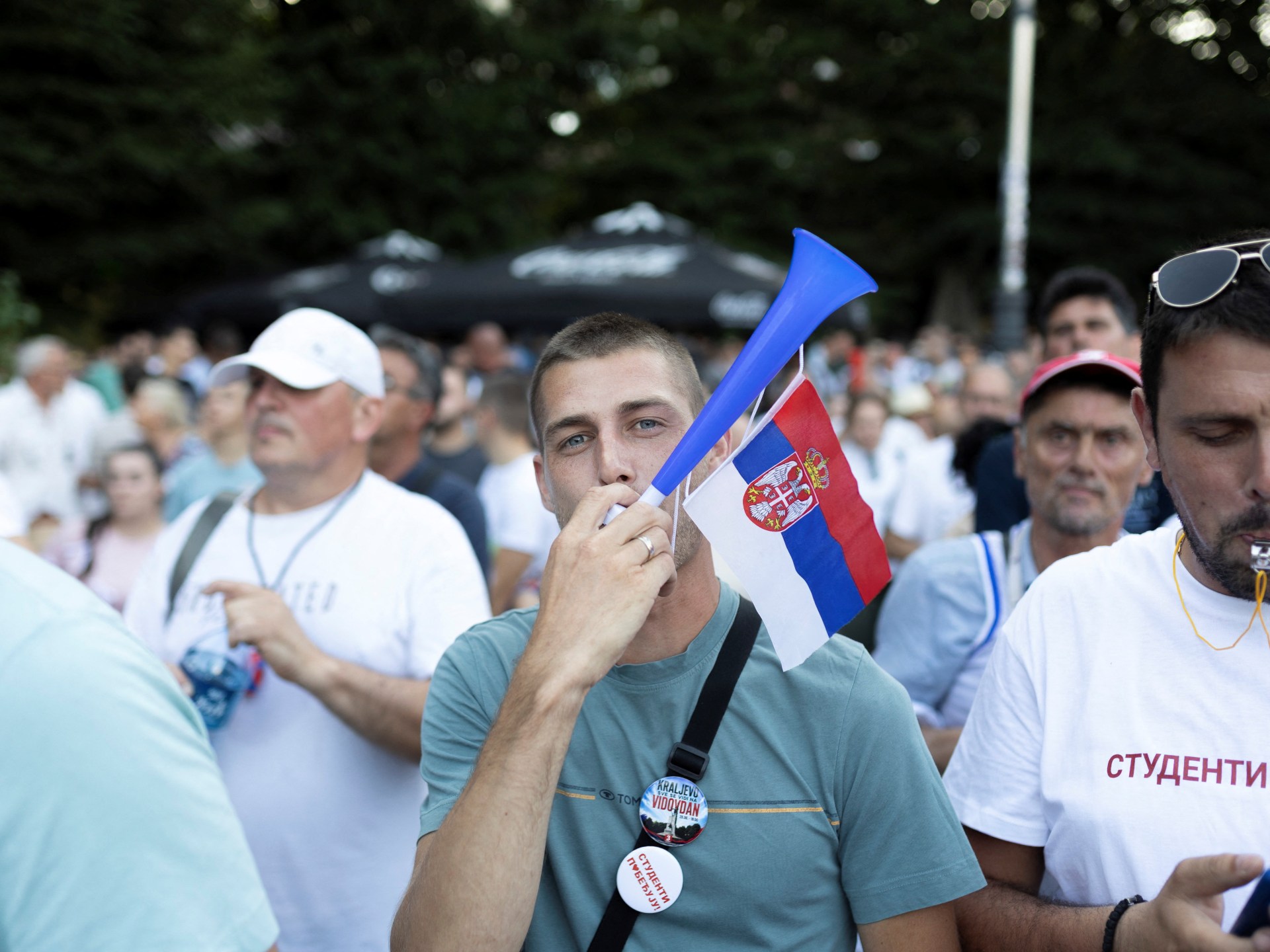 Manifestantes na Sérvia duvidam que a renúncia de Vucic traga mudanças