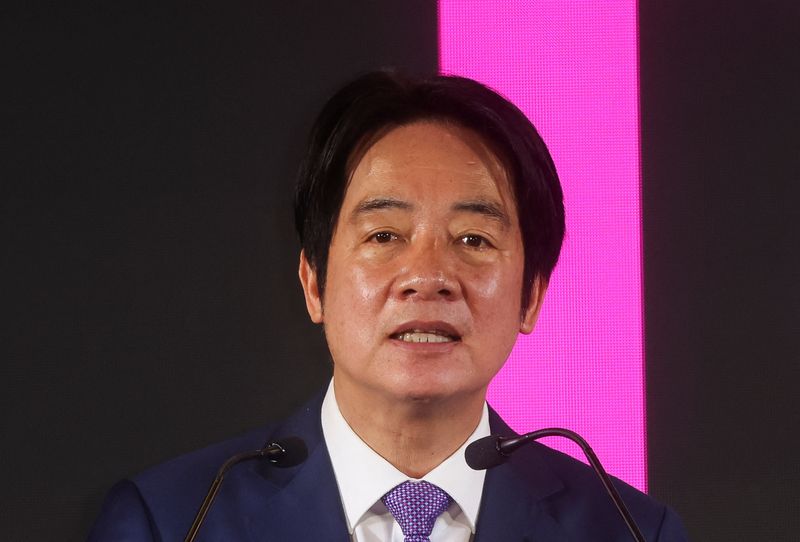 Mantenham-se fora das garras da China, diz presidente de Taiwan aos cadetes militares