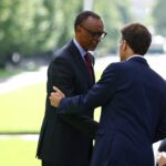 (Da esquerda) O presidente do Ruanda, Paul Kagame, a primeira-dama do Ruanda, Jeannette Kagame, e o presidente da França, Emmanuel Macron, de pé após depositarem coroas de flores num monumento em homenagem às vítimas do genocídio do Ruanda, feito pela artista portuguesa Grada Kilomba, durante uma cerimónia na Esplanada Habib-Bourguiba, ao longo do rio Sena, em Paris, a 2 de junho de 2026. (Foto de Sarah Meyssonnier / POOL / AFP) / RESTRITO A USO EDITORIAL - MENÇÃO OBRIGATÓRIA DO ARTISTA NO MOMENTO DA PUBLICAÇÃO - PARA ILUSTRAR O EVENTO CONFORME ESPECIFICADO NA LEGENDA