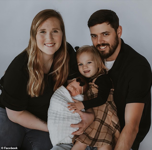 Ada Doss, 27 anos, estava ao telefone com o marido Andrew Doss planejando um jantar para as filhas de seis meses e dois anos quando foi baleada.