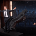 Matt Damon trava 'Jimmy Kimmel Live!' em um cavalo de Tróia para trollá-lo: 'Eu consegui!'