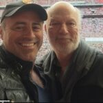 Matt LeBlanc compartilhou uma rara postagem no Instagram nesta sexta-feira em homenagem ao lendário diretor de TV James Burrows, que morreu esta semana aos 85 anos.