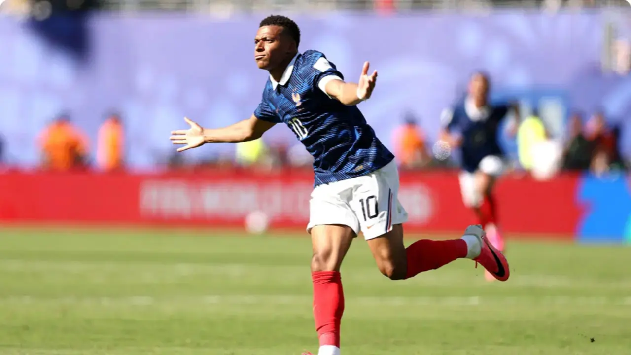Mbappe apoia o vencedor da Bola de Ouro, Ousmane Dembele, antes do confronto com o Iraque