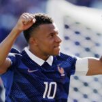 Kylian Mbappe da França comemora seu terceiro gol com Dayot Upamecano, Jules Kounde e Rayan Cherki