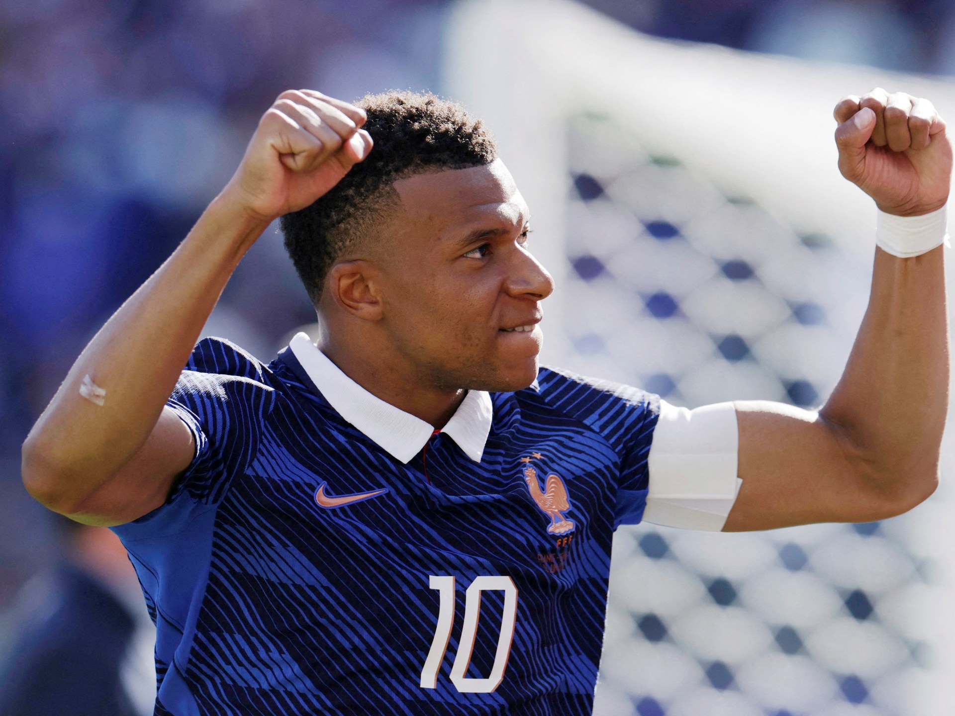 Kylian Mbappe da França comemora seu terceiro gol com Dayot Upamecano, Jules Kounde e Rayan Cherki