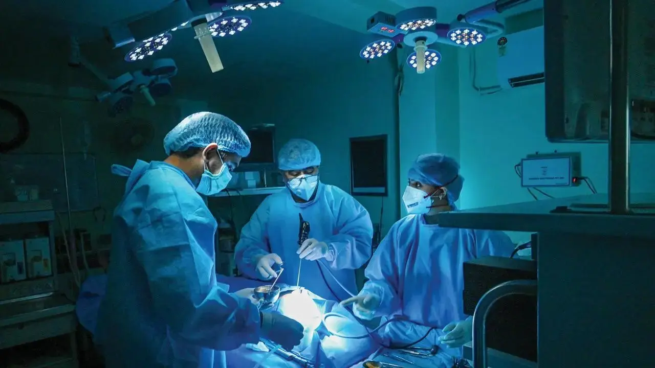 Médicos descobrem que mulher que sofria de dor de garganta e tosse tinha tumor no pescoço
