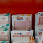 Bilhetes de loteria Mega Millions no supermercado La Esquina Tropical em 26 de março de 2024 em Miami, Flórida.