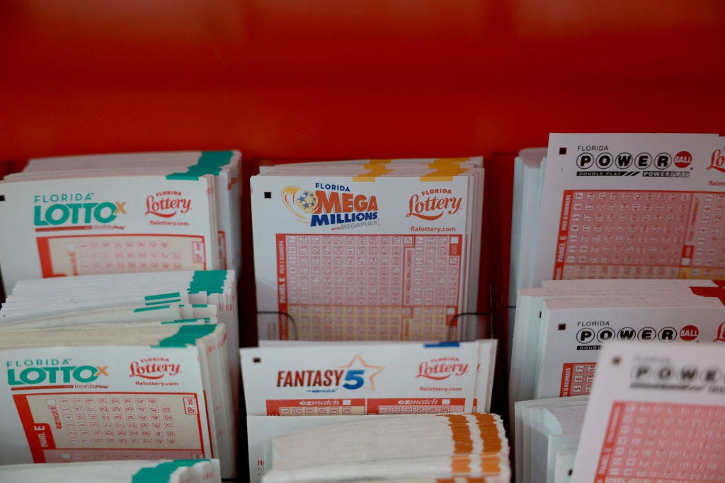 Bilhetes de loteria Mega Millions no supermercado La Esquina Tropical em 26 de março de 2024 em Miami, Flórida.