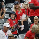 A esposa de Jordan Pickford, Megan, e dois de seus três filhos estavam na arquibancada para assistir Inglaterra x Panamá, nos EUA, no sábado.