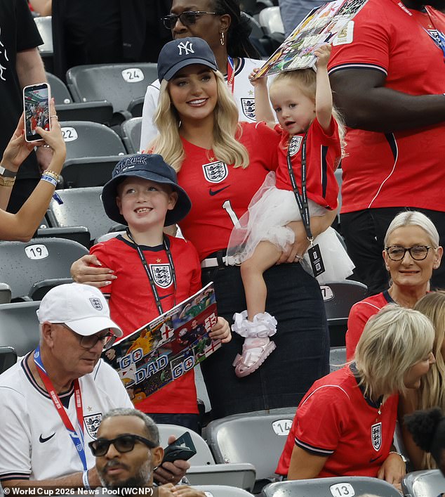 A esposa de Jordan Pickford, Megan, e dois de seus três filhos estavam na arquibancada para assistir Inglaterra x Panamá, nos EUA, no sábado.