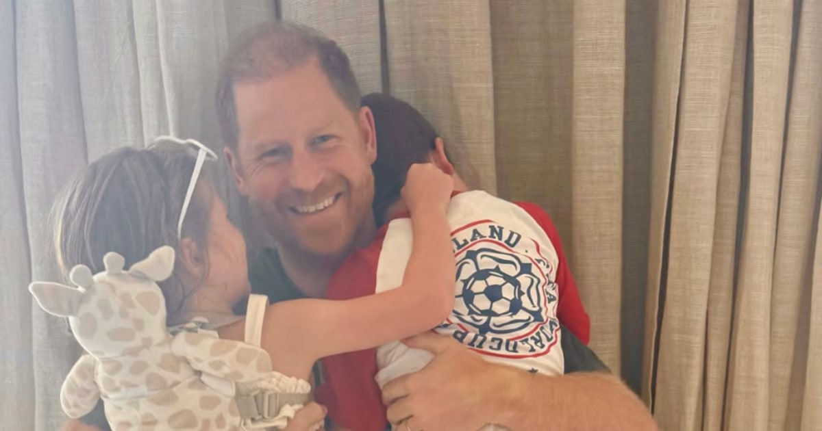 Meghan Markle compartilha foto rara de Harry e seus dois filhos no Dia dos Pais: ‘Nosso único’