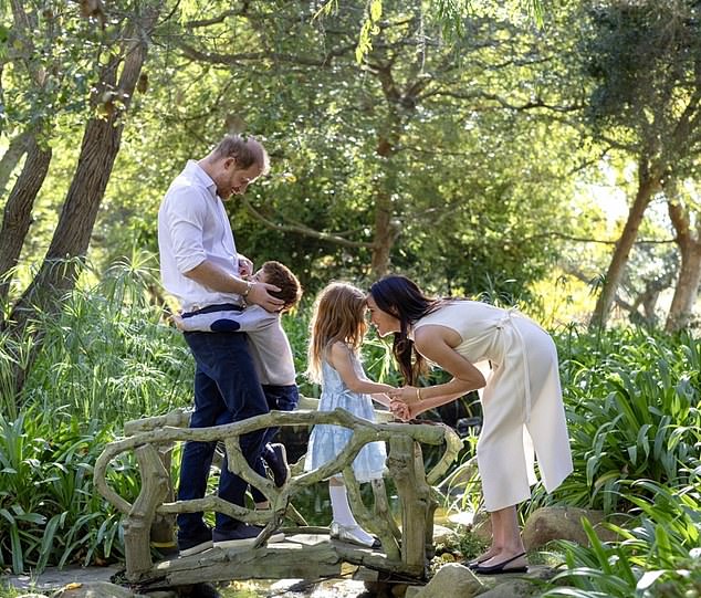 O Príncipe Harry e sua família receberam acomodação real quando vierem para a Inglaterra no próximo mês (Foto: Harry e Meghan com os filhos Archie e Lilibet)