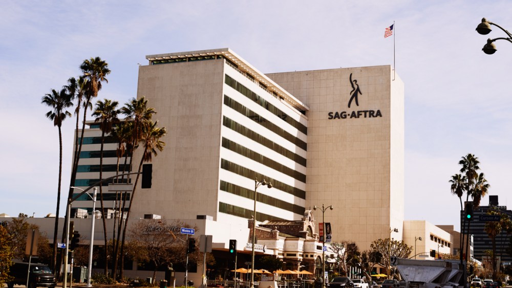 Membros da SAG-AFTRA aprovam acordo de quatro anos com termos de IA e fusão de pensões