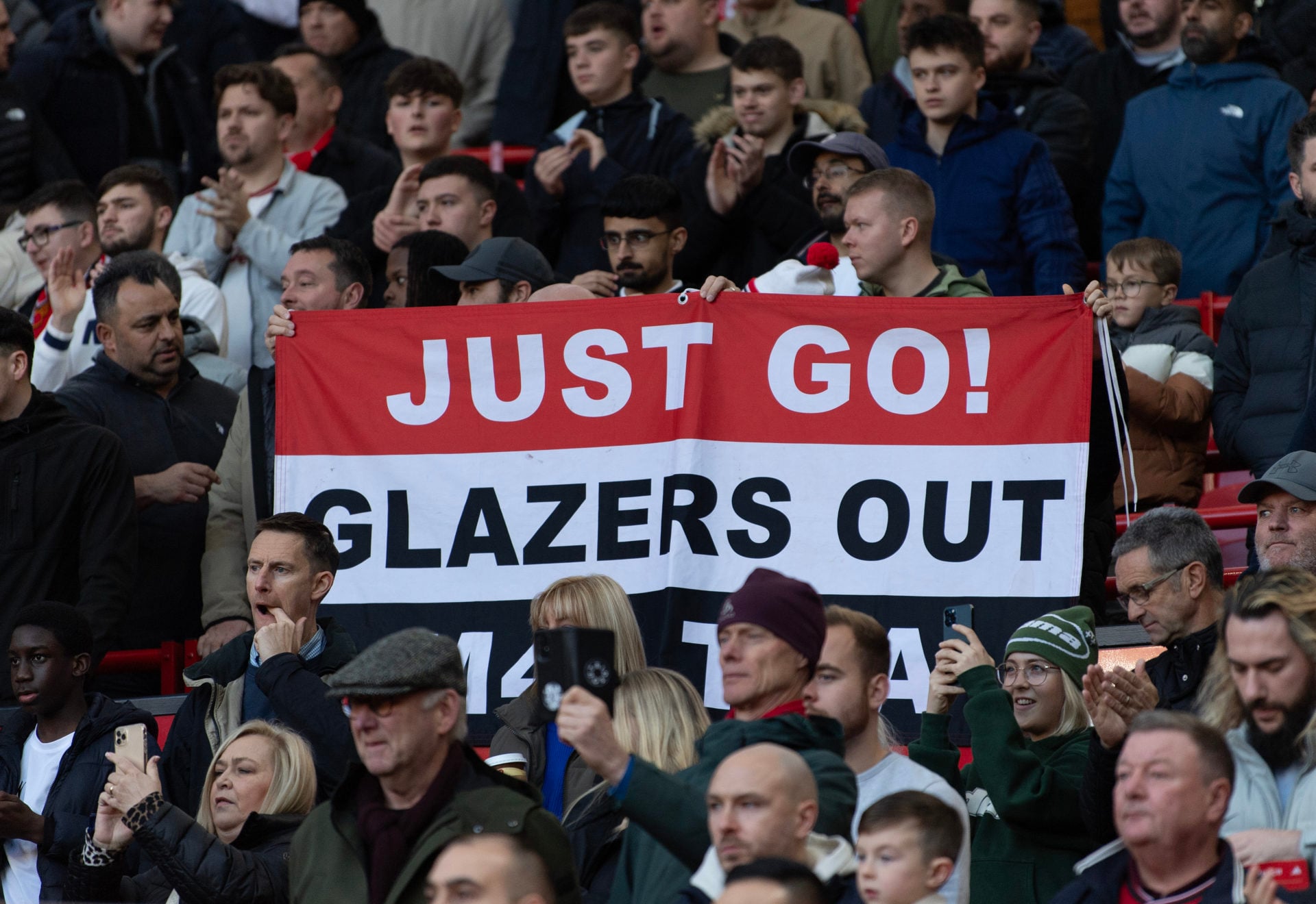 Membros da família Glazer consideram venda de participação no Manchester United, afirma Bloomberg