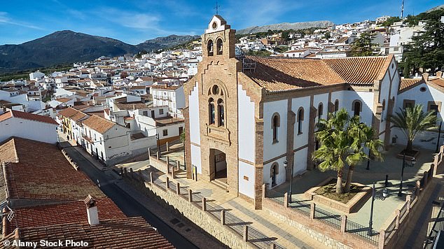 O alarme foi dado por volta das 8h30 desta manhã numa propriedade rural na aldeia de Periana (foto), em La Axarquia, Costa del Sol.