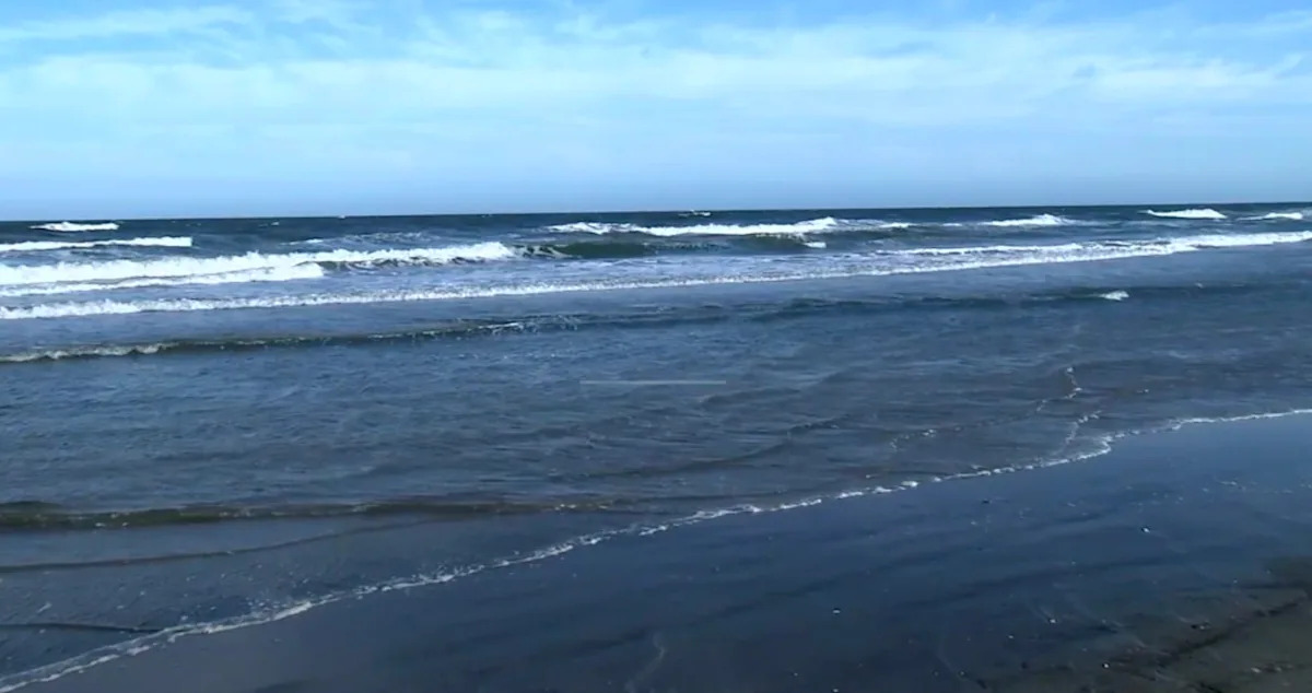 Menino de 14 anos desaparece no oceano, busca continua