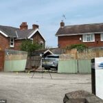 Policiais de Cheshire responderam a relatos de um acidente em uma creche em Vale Road, na área de Whitby, em Ellesmere Port, Cheshire, pouco antes das 10h de hoje.