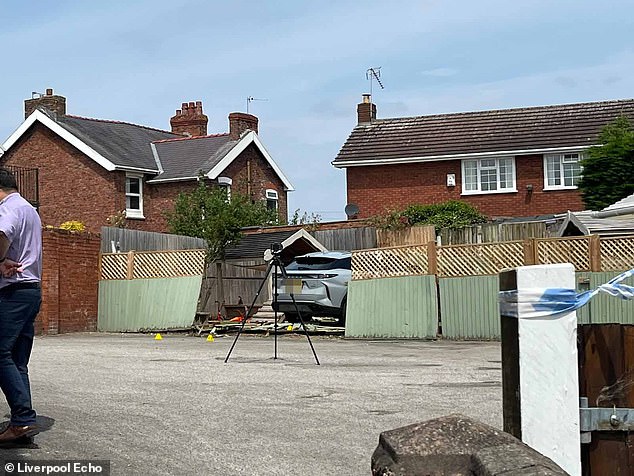 Policiais de Cheshire responderam a relatos de um acidente em uma creche em Vale Road, na área de Whitby, em Ellesmere Port, Cheshire, pouco antes das 10h de hoje.