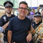 Andy Burnham foi fotografado chegando à estação Manchester Piccadilly na manhã de segunda-feira, antes de seguir para Londres. Ele deve ser empossado como primeiro-ministro em apenas três semanas