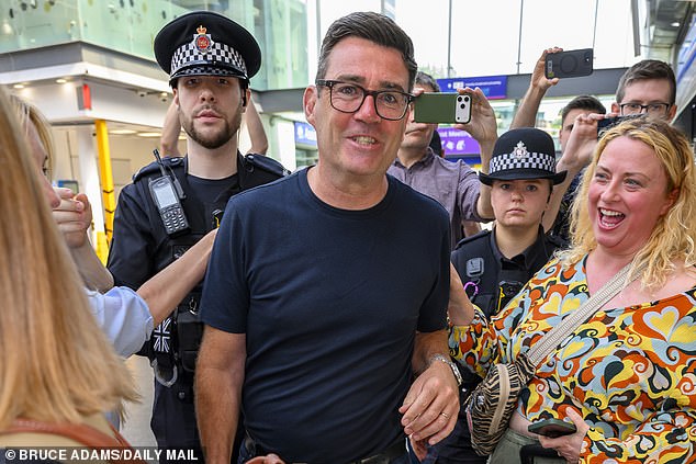 Andy Burnham foi fotografado chegando à estação Manchester Piccadilly na manhã de segunda-feira, antes de seguir para Londres. Ele deve ser empossado como primeiro-ministro em apenas três semanas