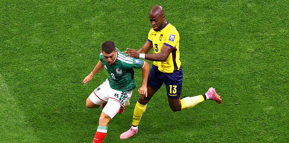 México x Equador - oitavas de final da Copa do Mundo AO VIVO: Os co-anfitriões assumem a liderança no confronto na Cidade do México... depois que o pontapé inicial foi adiado devido a tempestades