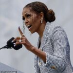 A ex-primeira-dama Michelle Obama subiu ao pódio na quinta-feira para elogiar seu marido na inauguração de seu Centro Presidencial em Chicago