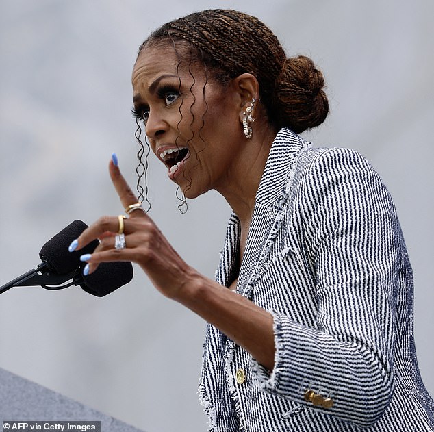 A ex-primeira-dama Michelle Obama subiu ao pódio na quinta-feira para elogiar seu marido na inauguração de seu Centro Presidencial em Chicago