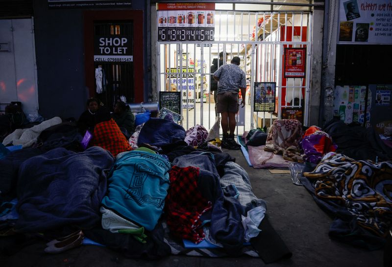 Migrantes africanos com raízes profundas na África do Sul fogem de ataques xenófobos