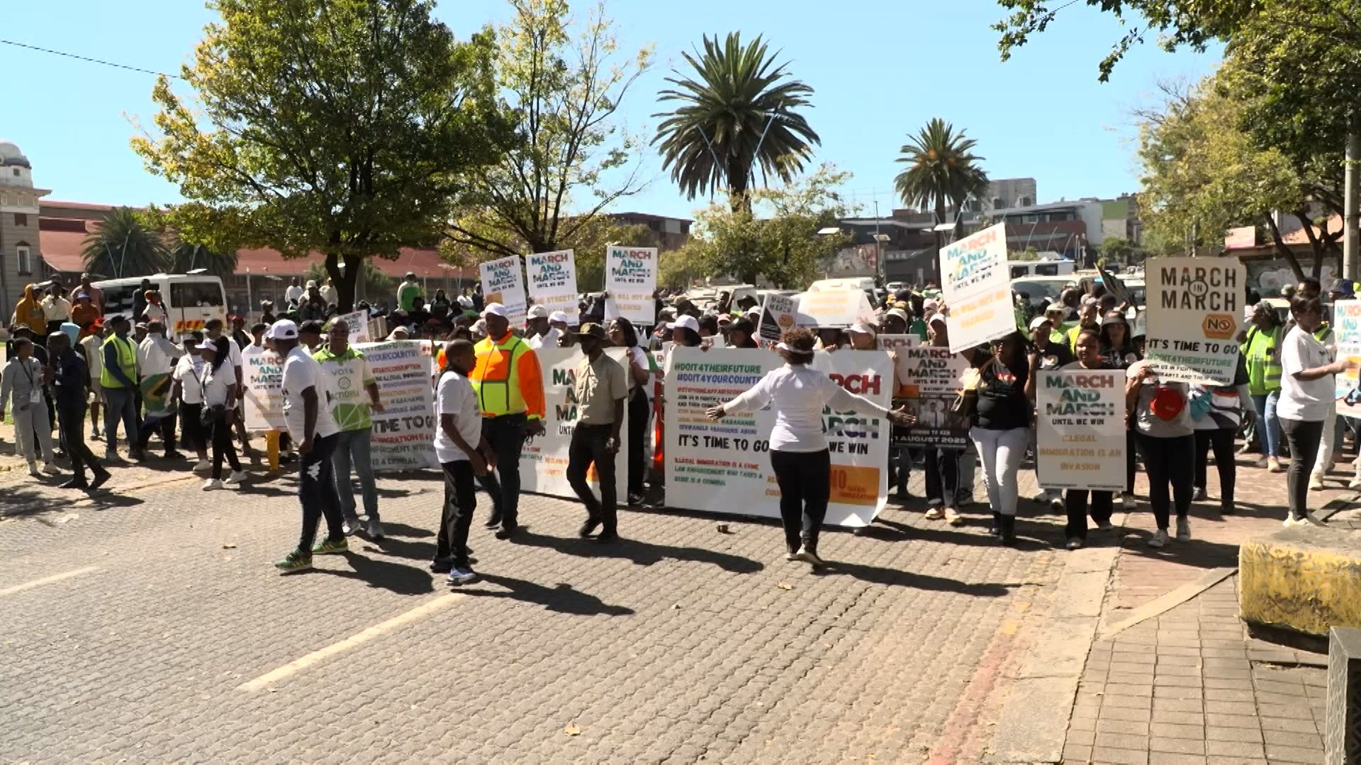 Migrantes indocumentados fogem da África do Sul em meio a crescentes protestos anti-imigrantes