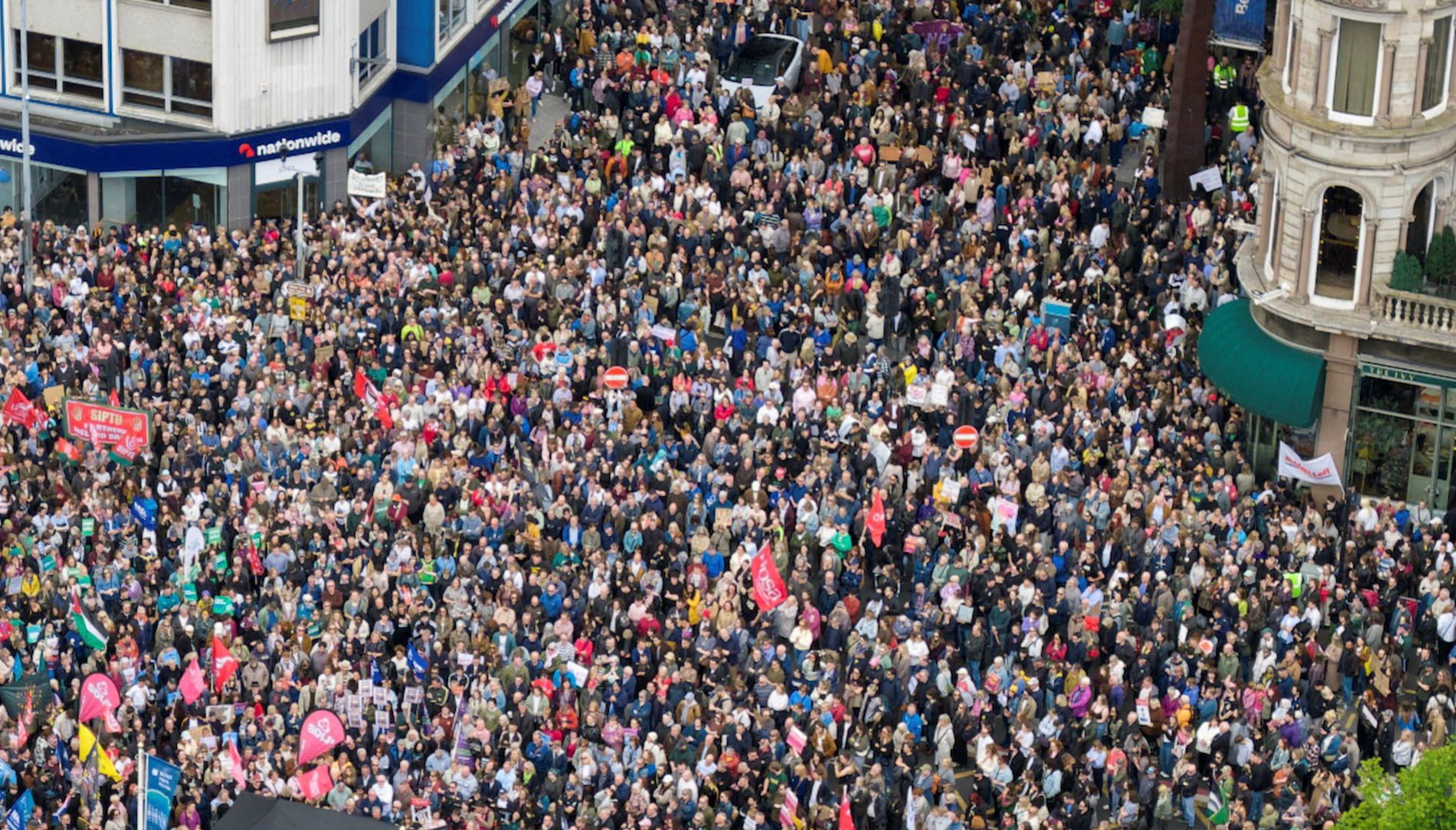 Milhares de pessoas participam de manifestação antirracismo em Belfast