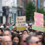 Milhares de pessoas se manifestam em Belfast para condenar os tumultos anti-imigrantes que se seguiram ao esfaqueamento