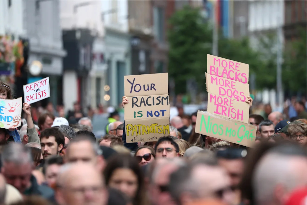 Milhares de pessoas se manifestam em Belfast para condenar os tumultos anti-imigrantes que se seguiram ao esfaqueamento