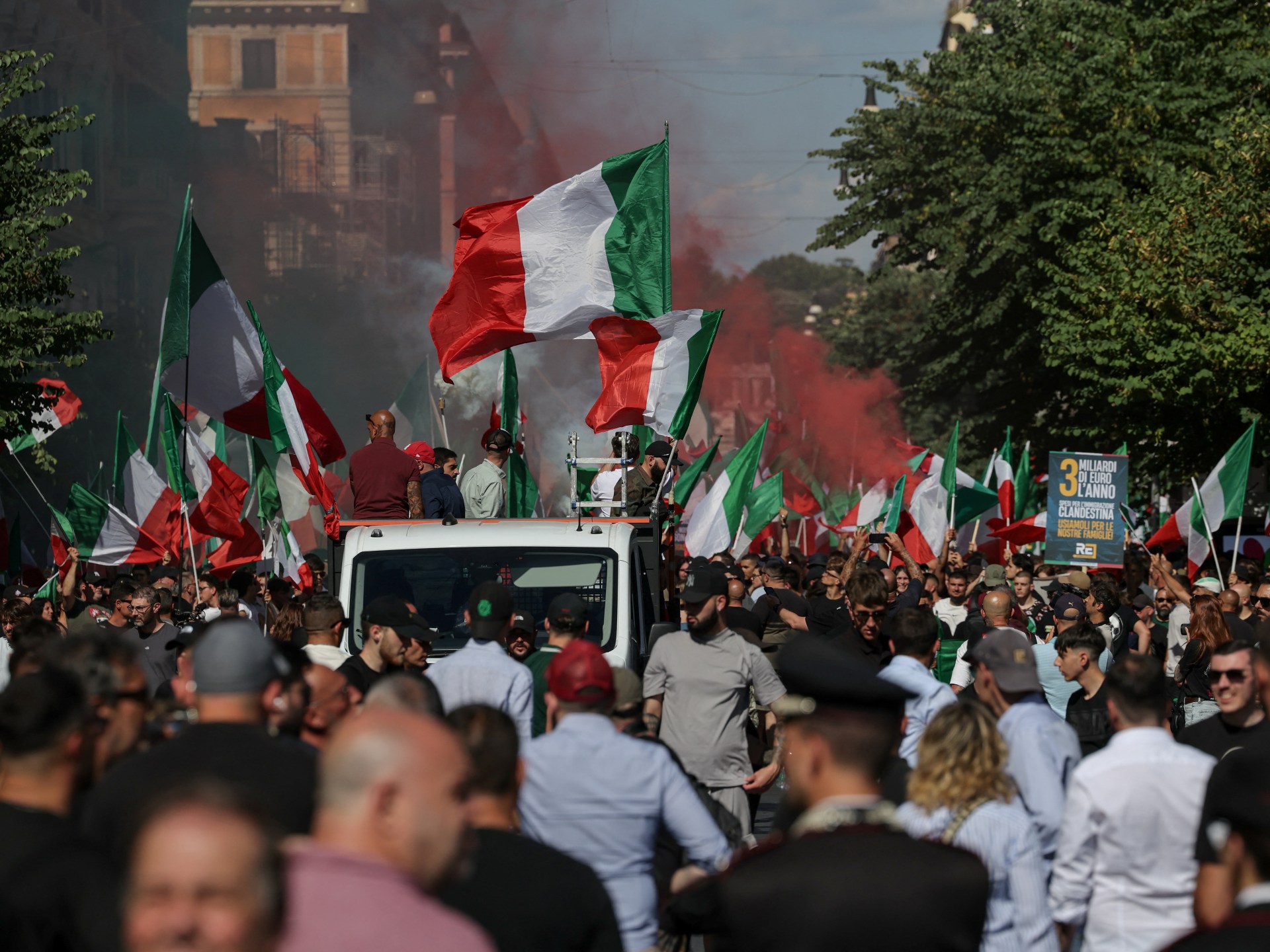 As pessoas seguram um banner na leitura italiana