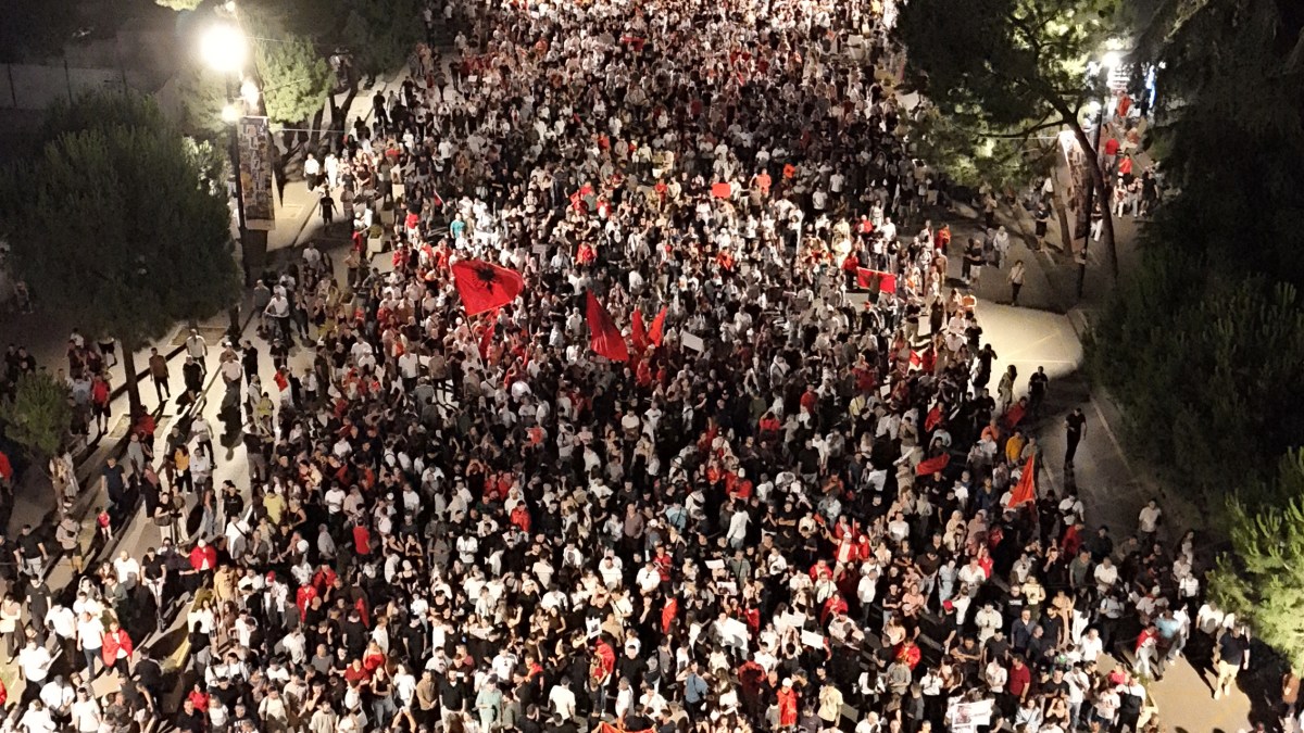 Milhares de pessoas se manifestam na Albânia no maior protesto até agora contra o resort Kushner